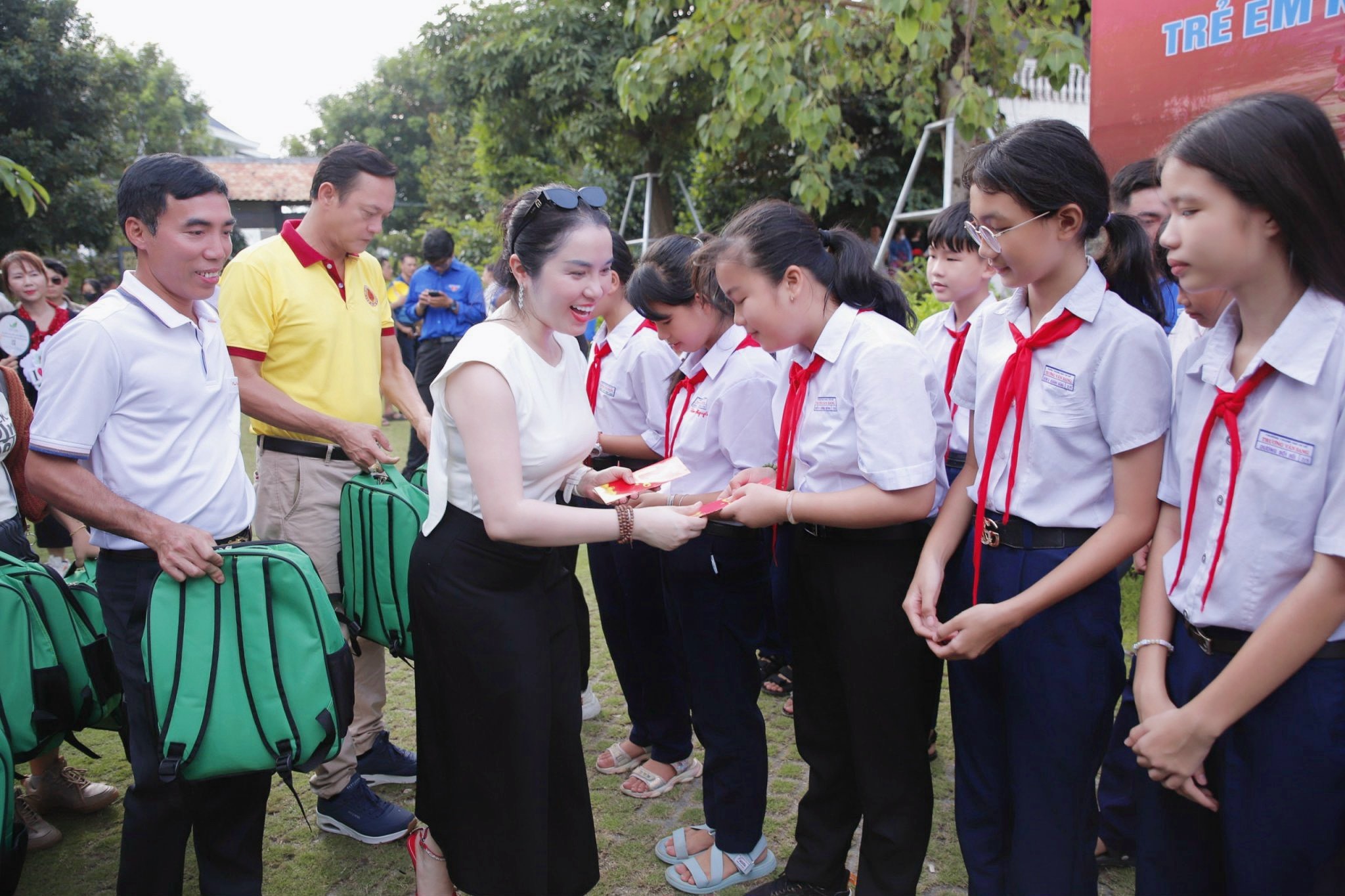 Sự kiện thiện nguyện trao quà cho trẻ em nghèo hiếu học tỉnh Long An